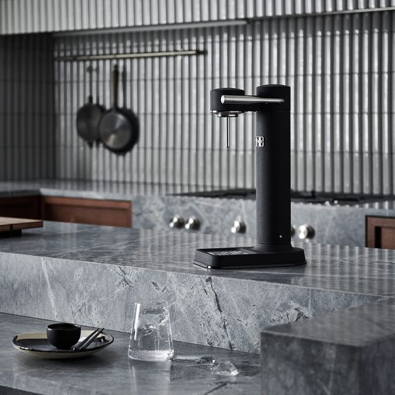 Aarke Carbonator 3, Wassersprudler aus Edelstahl im modernen Mattschwarz Finish mit BPA-freier 1L PET-Flasche, Sprudelwasserbereiter für Leitungswasser, kompatibel mit 60L CO2-Zylindern