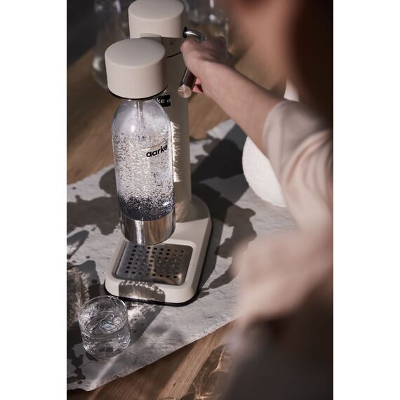 Aarke Carbonator 3, Wassersprudler aus Edelstahl im modernen Sand Finish mit 2x BPA-freier 1L PET-Flasche, Sprudelwasserbereiter für Leitungswasser, kompatibel mit 60L CO2-Zylindern