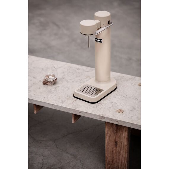 Aarke Carbonator 3, Wassersprudler aus Edelstahl im modernen Sand Finish mit 2x BPA-freier 1L PET-Flasche, Sprudelwasserbereiter für Leitungswasser, kompatibel mit 60L CO2-Zylindern