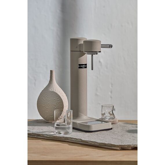 Aarke Carbonator 3, Wassersprudler aus Edelstahl im modernen Sand Finish mit 2x BPA-freier 1L PET-Flasche, Sprudelwasserbereiter für Leitungswasser, kompatibel mit 60L CO2-Zylindern