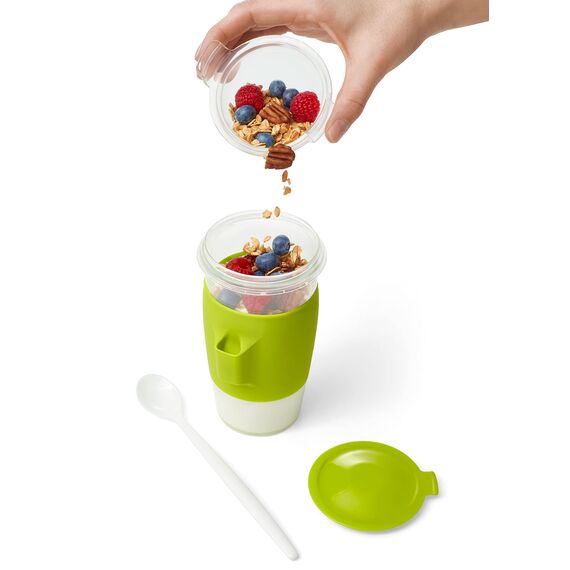 EMSA Clip & Go Yoghurtbecher, 0,45 L, rund, inklusive Löffel und Topping-Fach, 100 Prozent dicht, mit Frischedichtung, Transparent, Hellgrün, Made in Germany, N10714