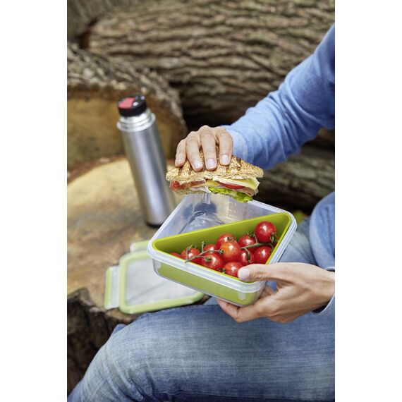 EMSA Clip & Go Lunchbox, 0,85 L, Brotdose mit Eck-Einsatz, 100 Prozent dicht, mit Frischedichtung, Transparent, Hellgrün, Made in Germany, 518104