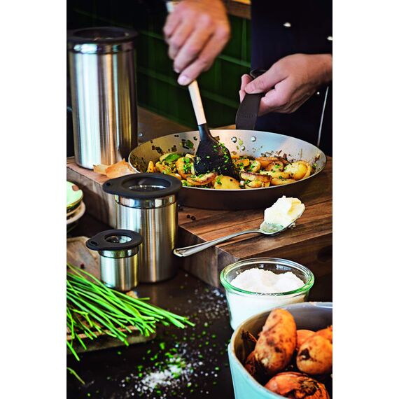 RÖSLE Kaffeedose mit Frischhaltedeckel, Edelstahl 18/10, 10 cm & Kaffeemaß, Hochwertiger Kaffeelöffel zum einfachen Dosieren von Kaffeepulver, Edelstahl 18/10, 17 x 3.7 x 2.7 cm, Silber