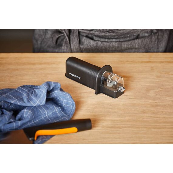 Fiskars Roll-Sharp Messerschärfer mit Keramik-Schleifstein, Essential, Kunststoff, Schwarz, 1065598