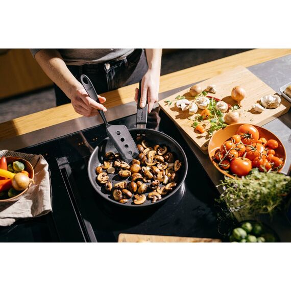 Fiskars Pfannenwender mit scharfen Kanten und asymmetrischem Kopf, Essential, Kunststoff, Länge: 29 cm, Schwarz, 1079060