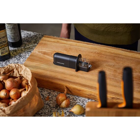 Fiskars Roll-Sharp Messerschärfer mit Keramik-Schleifstein, Essential, Kunststoff, Schwarz, 1065598