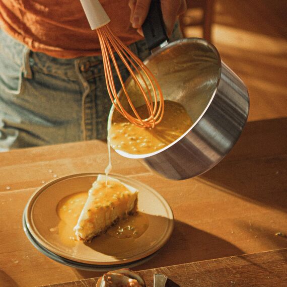 Fiskars Schneebesen mit Silikonbeschichteten Drähten, Länge: 29,7 cm, Kunststoff/Silikon, Orange/Weiß, Functional Form, 1023613