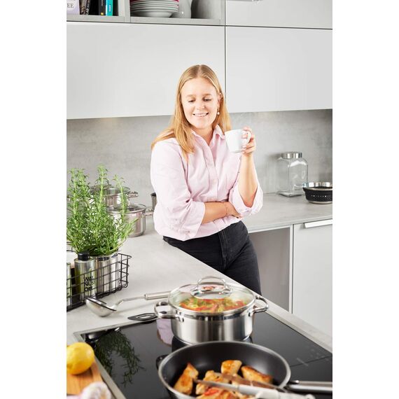 RÖSLE ELEGANCE Bratpfanne, Hochwertige Universalpfanne mit Antihaftversieglung ProPlex, 24 cm, Edelstahl 18/10, induktionsgeeignet, spülmaschinengeeignet, 44 x 26 x 6 cm