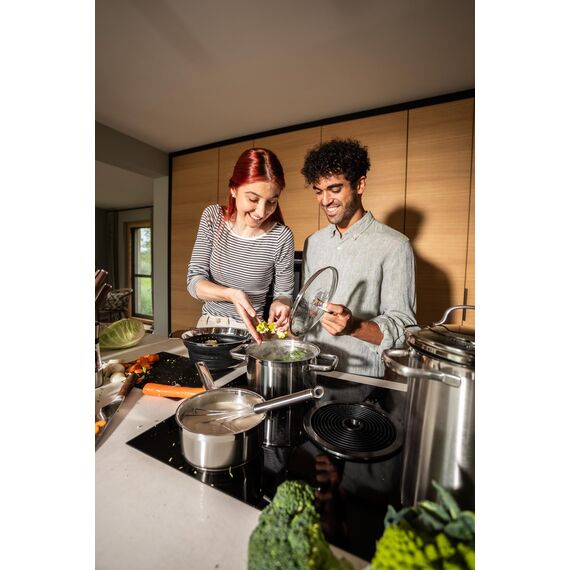 RÖSLE ELEGANCE Spargel und Pastatopf, Hochwertiger Topf zur Zubereitung von Nudeln oder Gemüse, 4,5 Liter, Edelstahl 18/10, Siebeinsatz, Spülmaschinengeeignet, 30.5 x 17.3 x 24.7 cm, Silberfarben