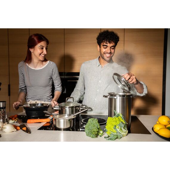 RÖSLE ELEGANCE Spargel und Pastatopf, Hochwertiger Topf zur Zubereitung von Nudeln oder Gemüse, 4,5 Liter, Edelstahl 18/10, Siebeinsatz, Spülmaschinengeeignet, 30.5 x 17.3 x 24.7 cm, Silberfarben