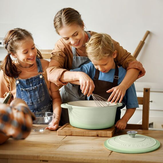 Overmont Bräter Emaille Gusseisen Topf - Schmortopf 26cm backofengeeignet - mit Deckel und Kochbuch - für Küche Backen Schmoren Braten