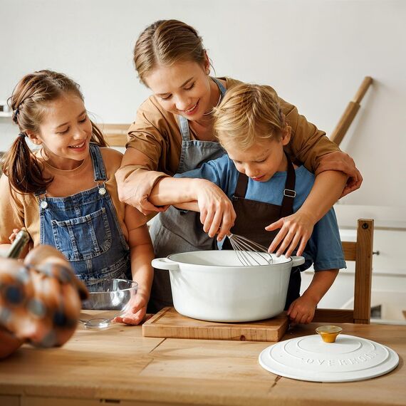 Overmont Bräter emaille Gusseisen Topf - Schmortopf 26cm backofengeeignet - mit Deckel und Kochbuch - für Küche Backen Schmoren Braten Perlweiß