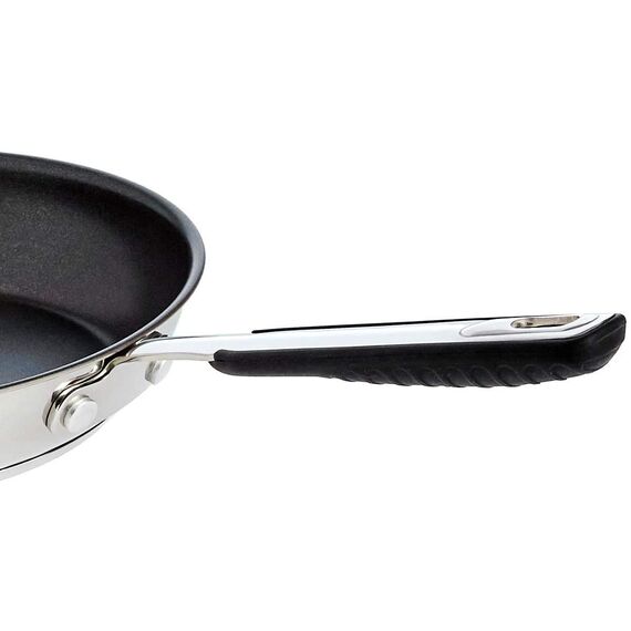 Amazon Basics Edelstahl-Bratpfanne mit Antihaftbeschichtung - Induktionsgeeignet, mit bequemem Griff - 20 cm