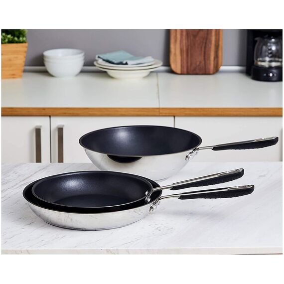 Amazon Basics 3-teiliges Brat- und Wokpfannen-Set mit Antihaftbeschichtung, induktionsgeeignet, mit bequemem Griff, Edelstahl, 24/28/28 cm