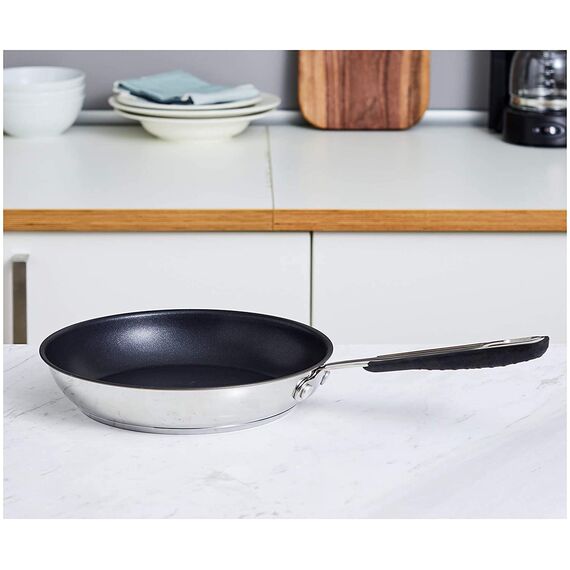 Amazon Basics Edelstahl-Bratpfanne mit Antihaftbeschichtung - Induktionsgeeignet, mit bequemem Griff - 20 cm