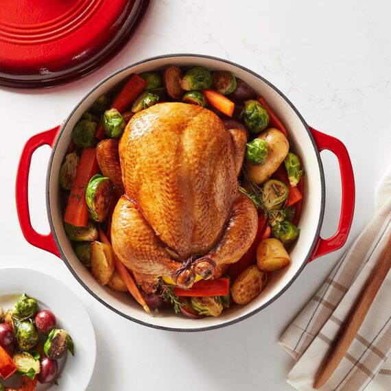 Amazon Basics Rund Bräter Schmortopf aus emailliertem Gusseisen, 6.9 l, Rot