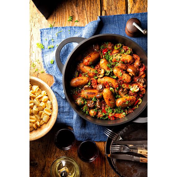 TEFAL TRATTORIA E21853 Schmortopf| Aluguss | Gussdeckel | Antihaft-Beschichtung| gute Wärmespeicherung | für Schmorgerichte | Silikon Griffschutz inkl.| Bratentopf | induktionsgeeignet|Schwarz, 28cm