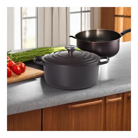 Le Creuset Signature Gusseisen-Bräter mit Deckel, Ø 26 cm, Rund, Für alle Herdarten und Induktion geeignet, Volumen: 5,3 l, 5,135 kg, Schwarz, 21177260000430