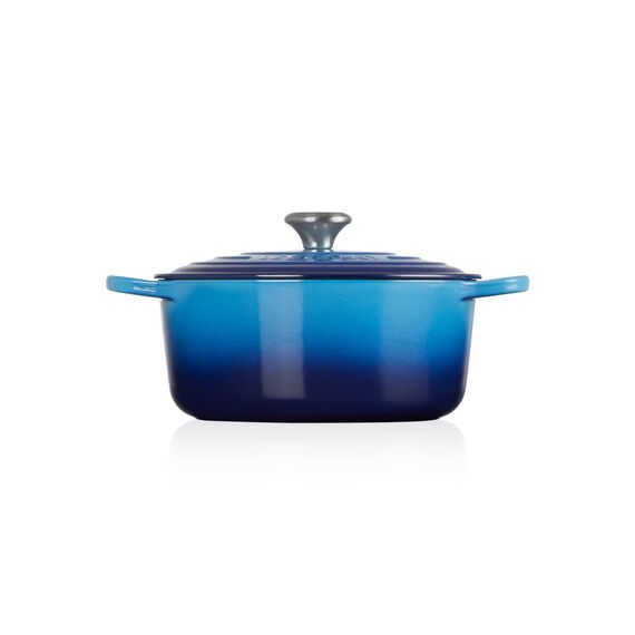 Le Creuset Signature Gusseisen-Bräter mit Deckel, Ø 26 cm, Rund, Für alle Herdarten und Induktion geeignet, Volumen: 5,3 l, 5,135 kg, Azure, 21177262202430
