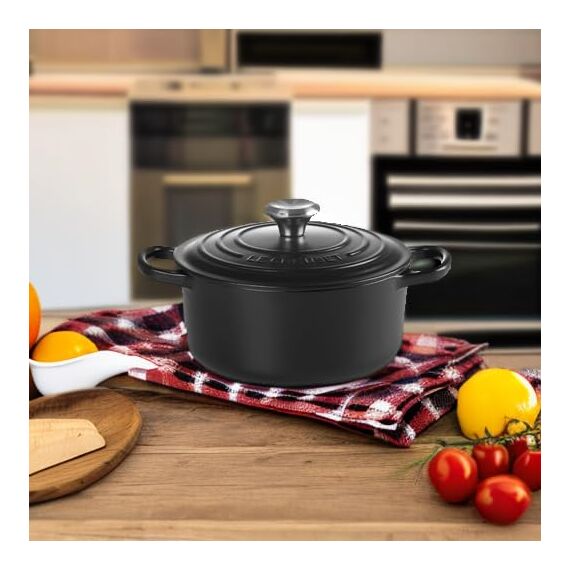 Le Creuset Signature Gusseisen-Bräter mit Deckel, Ø 18 cm, Rund, Für alle Herdarten und Induktion geeignet, Volumen: 1,8 l, 2,572 kg, Schwarz, 21177180000430