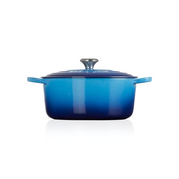Le Creuset Signature Gusseisen-Bräter mit Deckel, Ø 28 cm, Rund, Für alle Herdarten und Induktion geeignet, Volumen: 6,7 l, 6,125 kg, Azure, 21177282202430