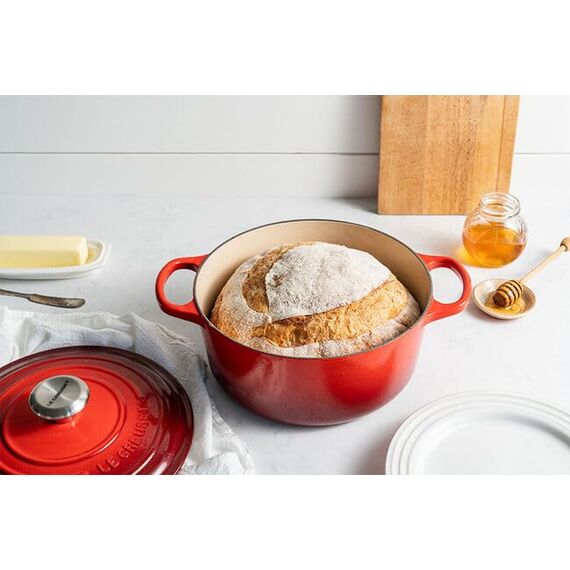 Le Creuset Signature Gusseisen-Bräter mit Deckel, Ø 24 cm, Rund, Für alle Herdarten und Induktion geeignet, Volumen: 4,2 l, 4,305 kg, Kirschrot, 21177240602430