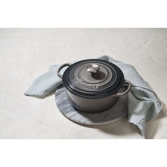 Le Creuset Signature Gusseisen-Bräter mit Deckel, Ø 20 cm, Rund, Für alle Herdarten und Induktion geeignet, Volumen: 2,4 l, 3,092 kg, Flint, 21177204442430