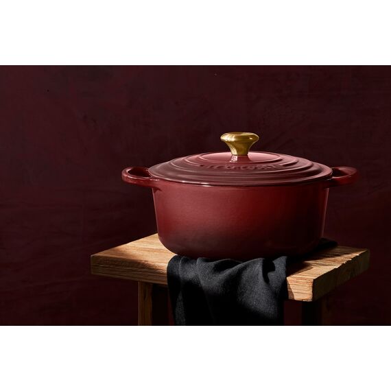 Le Creuset Signature Gusseisen-Bräter mit Deckel, Ø 24 cm, Rund, Für alle Herdarten und Induktion geeignet, Volumen: 4,2 l, 4,305 kg, Garnet, 21177249494441