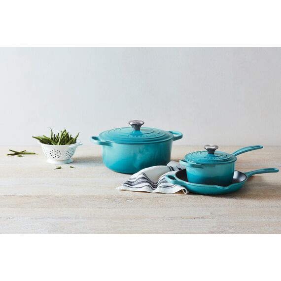 Le Creuset Signature Gusseisen-Bräter mit Deckel, Ø 22 cm, Rund, Für alle Herdarten und Induktion geeignet, Volumen: 3,3 l, 3,932 kg, Karibik, 21177221702430