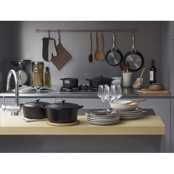 Le Creuset Signature Gusseisen-Bräter mit Deckel, Ø 30 cm, Rund, Für alle Herdarten und Induktion geeignet, Volumen: 8,1 l, 9, Schwarz, 21177300000430