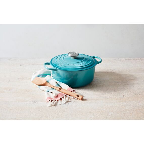 Le Creuset Signature Gusseisen-Bräter mit Deckel, Ø 22 cm, Rund, Für alle Herdarten und Induktion geeignet, Volumen: 3,3 l, 3,932 kg, Karibik, 21177221702430