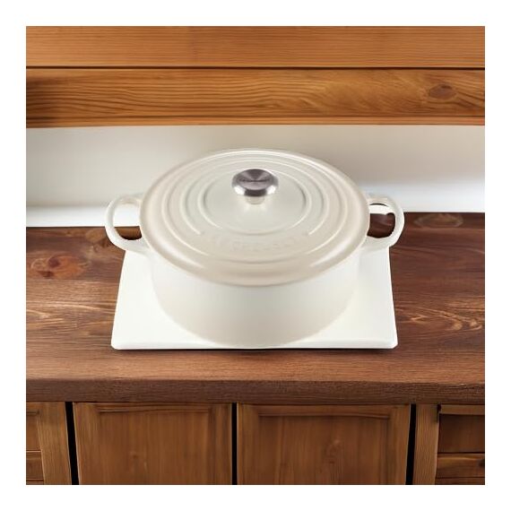 Le Creuset Signature Gusseisen-Bräter mit Deckel, Ø 26 cm, Rund, Für alle Herdarten und Induktion geeignet, Volumen: 5,3 l, 5,135 kg, Meringue, 21177267164430