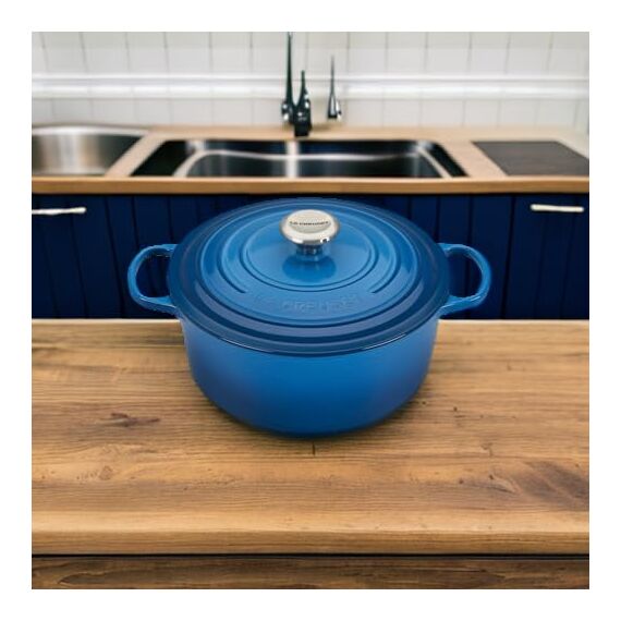 Le Creuset Signature Gusseisen-Bräter mit Deckel, Ø 26 cm, Rund, Für alle Herdarten und Induktion geeignet, Volumen: 5,3 l, 5,135 kg, Marseille