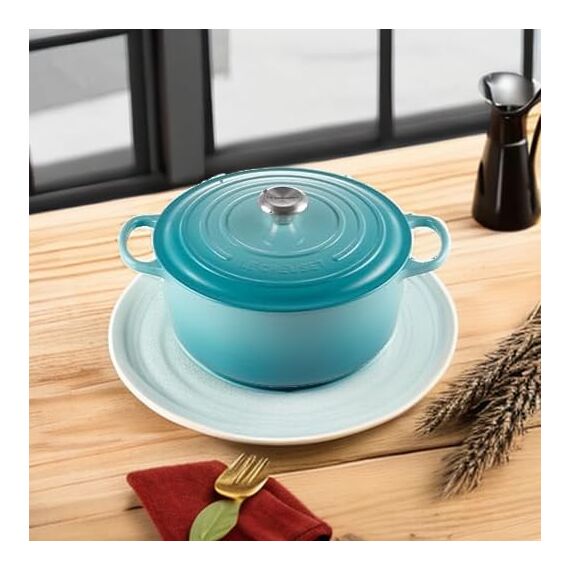 Le Creuset Signature Gusseisen-Bräter mit Deckel, Ø 28 cm, Rund, Für alle Herdarten und Induktion geeignet, Volumen: 6,7 l, 6,125 kg, Karibik, 21177281702430