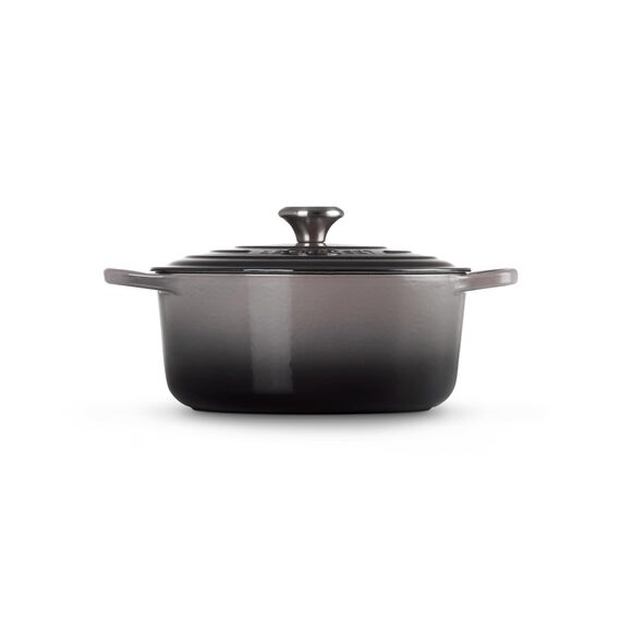 Le Creuset Signature Gusseisen-Bräter mit Deckel, Ø 28 cm, Rund, Für alle Herdarten und Induktion geeignet, Volumen: 6,7 l, 6,125 kg, Flint, 21177284442430