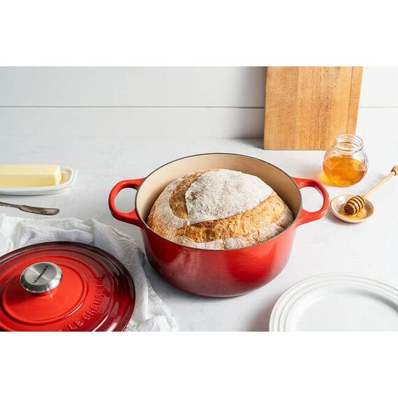 Le Creuset Signature Gusseisen-Bräter mit Deckel, Ø 22 cm, Rund, Für alle Herdarten und Induktion geeignet, Volumen: 3,3 l, 3,932 kg, Kirschrot, 21177220602430