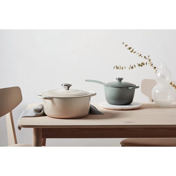 Le Creuset Signature Gusseisen-Bräter mit Deckel, Ø 28 cm, Rund, Für alle Herdarten und Induktion geeignet, Volumen: 6,7 l, 6,125 kg, Meringue, 21177287164430