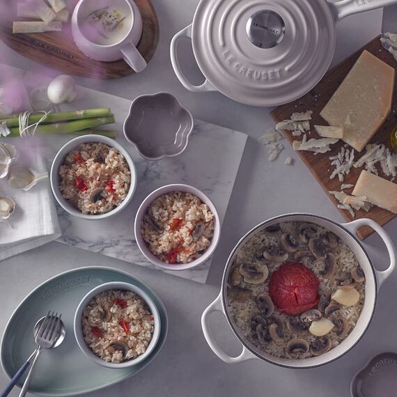 Le Creuset Signature Gusseisen-Bräter mit Deckel, Ø 20 cm, Rund, Für alle Herdarten und Induktion geeignet, Volumen: 2,4 l, 3,092 kg, Meringue, 21177207164430