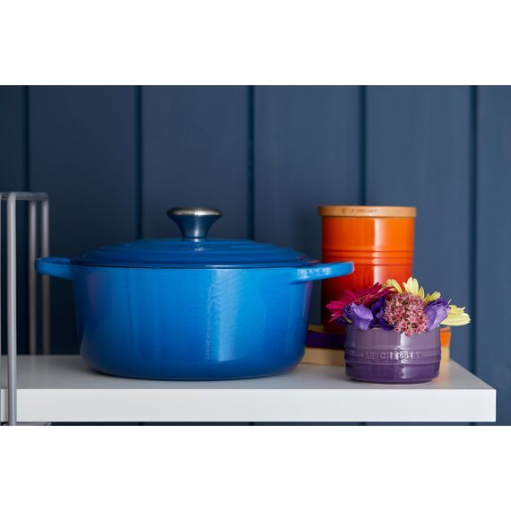 Le Creuset Signature Gusseisen-Bräter mit Deckel, Ø 24 cm, Rund, Für alle Herdarten und Induktion geeignet, Volumen: 4,2 l, 4,305 kg, Marseille