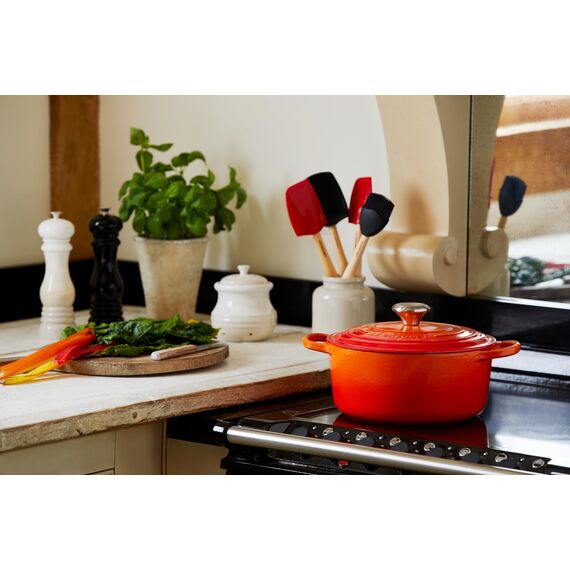 Le Creuset Signature Gusseisen-Bräter mit Deckel, Ø 18 cm, Rund, Für alle Herdarten und Induktion geeignet, Volumen: 1,8 l, 2,572 kg, Ofenrot, 21177180902430