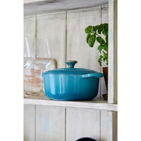 Le Creuset Signature Gusseisen-Bräter mit Deckel, Ø 20 cm, Rund, Für alle Herdarten und Induktion geeignet, Volumen: 2,4 l, 3,092 kg, Karibik, 21177201702430