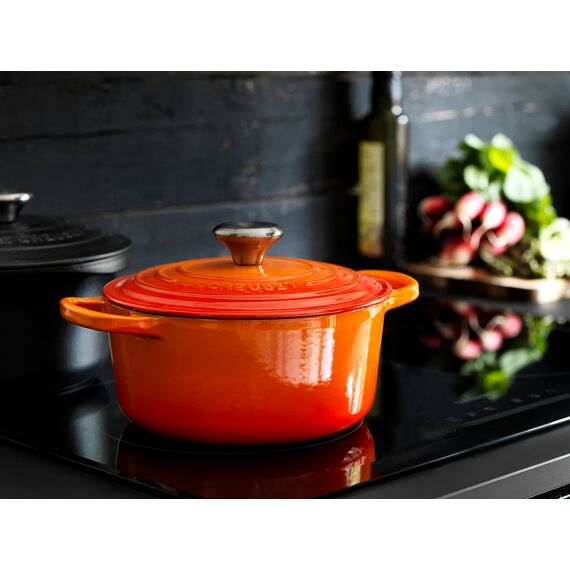 Le Creuset Signature Gusseisen-Bräter mit Deckel, Ø 22 cm, Rund, Für alle Herdarten und Induktion geeignet, Volumen: 3,3 l, 3,932 kg, Ofenrot, 21177220902430