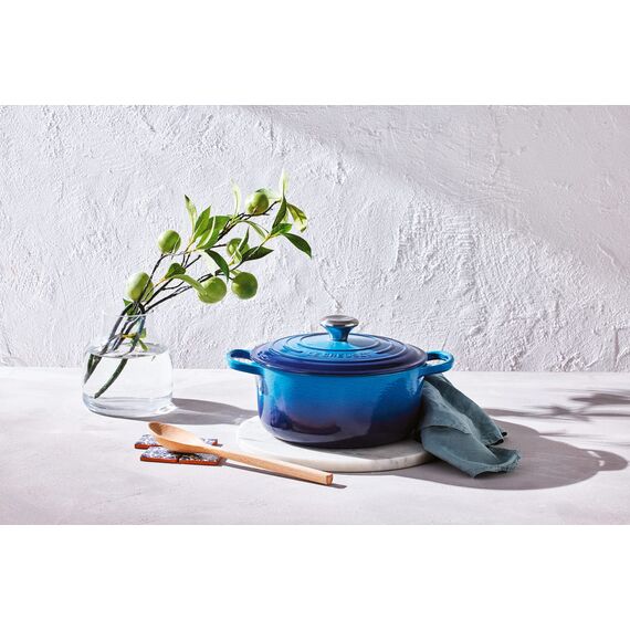 Le Creuset Signature Gusseisen-Bräter mit Deckel, Ø 24 cm, Rund, Für alle Herdarten und Induktion geeignet, Volumen: 4,2 l, 4,305 kg, Azure, 21177242202430
