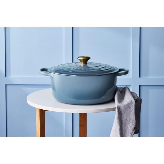 Le Creuset Signature Gusseisen-Bräter mit Deckel, Ø 24 cm, Rund, Für alle Herdarten und Induktion geeignet, Volumen: 4,2 l, 4,305 kg, Chambray, 21177244344441