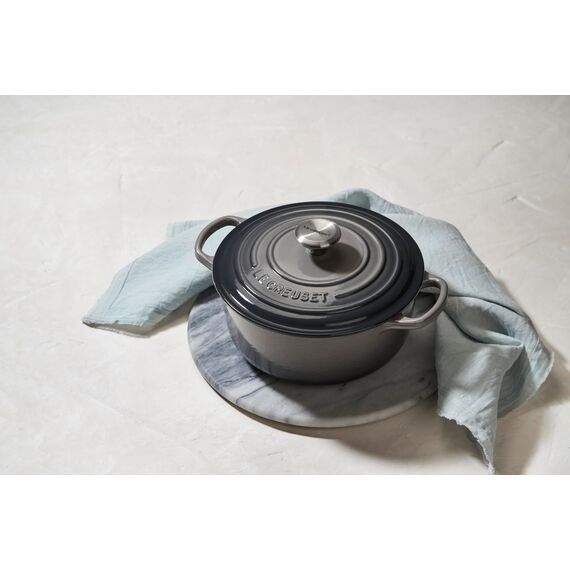 Le Creuset Signature Gusseisen-Bräter mit Deckel, Ø 24 cm, Rund, Für alle Herdarten und Induktion geeignet, Volumen: 4,2 l, 4,305 kg, Flint, 21177244442430