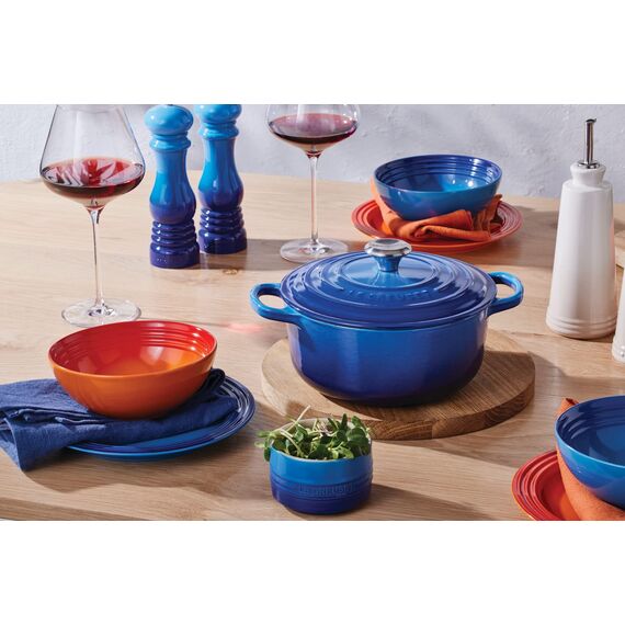 Le Creuset Signature Gusseisen-Bräter mit Deckel, Ø 18 cm, Rund, Für alle Herdarten und Induktion geeignet, Volumen: 1,8 l, 2,572 kg, Azure, 21177182202430, 21177182202430