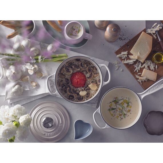 Le Creuset Signature Gusseisen-Bräter mit Deckel, Ø 22 cm, Rund, Für alle Herdarten und Induktion geeignet, Volumen: 3,3 l, 3,932 kg, Meringue, 21177227164430