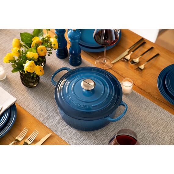 Le Creuset Signature Gusseisen-Bräter mit Deckel, Ø 22 cm, Rund, Für alle Herdarten und Induktion geeignet, Volumen: 3,3 l, 3,932 kg, Marseille