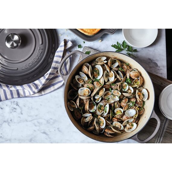 Le Creuset Signature Gusseisen-Bräter mit Deckel, Ø 24 cm, Rund, Für alle Herdarten und Induktion geeignet, Volumen: 4,2 l, 4,305 kg, Flint, 21177244442430