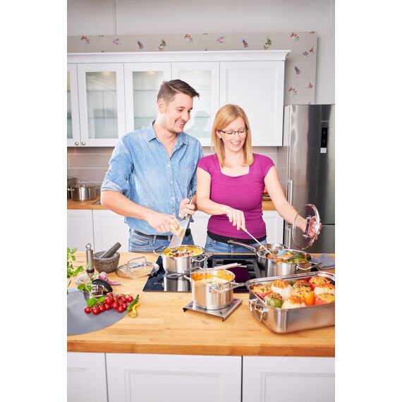 RÖSLE EXPERTISO Gemüse und Suppentopf, Hochwertiger Universaltopf aus Edelstahl 18/10, 24 cm, Glasdeckel, Innenskalierung, induktionsgeeignet, spülmaschinengeeignet, Silberfarben